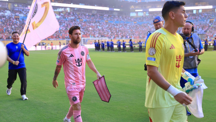 Messi y Ustari antes de comenzar el partido Al-Ahly-Inter Miami