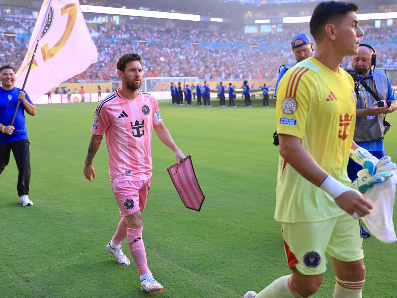 Messi y Ustari antes de comenzar el partido Al-Ahly-Inter Miami