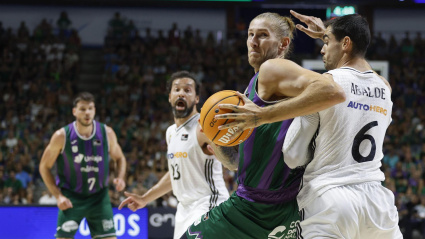 MÁLAGA, 15/06/2025.- El alero alemán del Unicaja Dylan Osetkowski (2d) en acción ante el alero del Real Madrid Alberto Abalde (d) durante el tercer partido de semifinales de la Liga Endesa de Baloncesto entreUnicaja y Real Madrid, este domingo en el Palacio de Deportes José María Martín Carpena de Málaga. EFE/ Jorge Zapata
