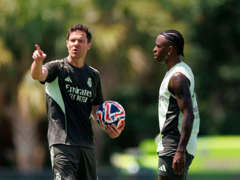Xabi Alonso y Vinicius, durante un entrenamiento en Miami