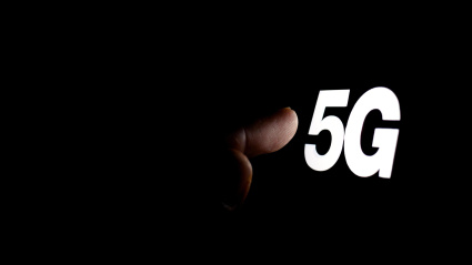 Una persona toca el 5G de la pantalla de su móvil