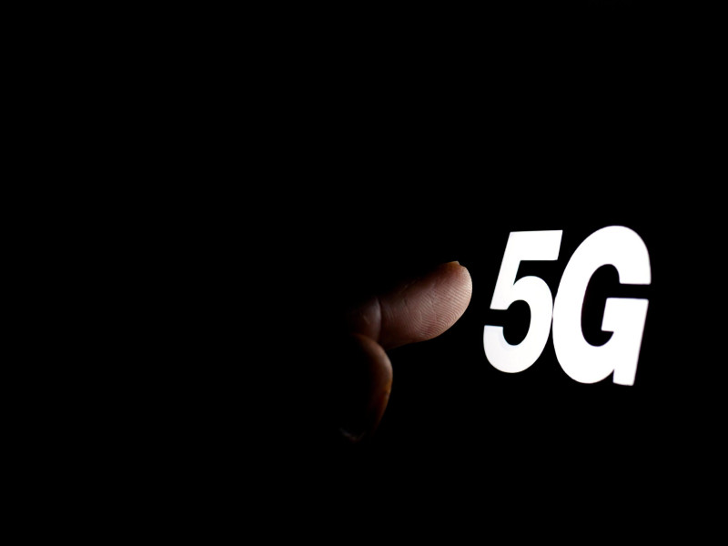 Una persona toca el 5G de la pantalla de su móvil