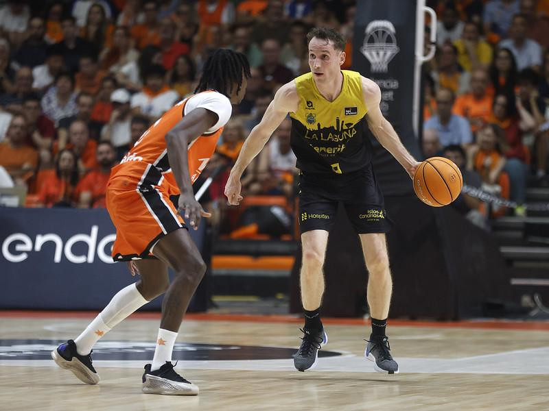 Badio no sólo anota, también le toca emparejarse con el mejor exterior del equipo rival