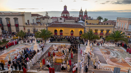 La procesión del Corpus Christi entra en la plaza del Ayuntamiento de La Orotava