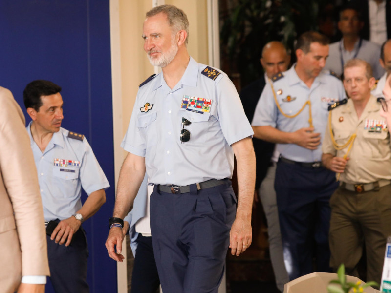 El rey Felipe VI acompañado por la ministra de Defensa Margarita Robles