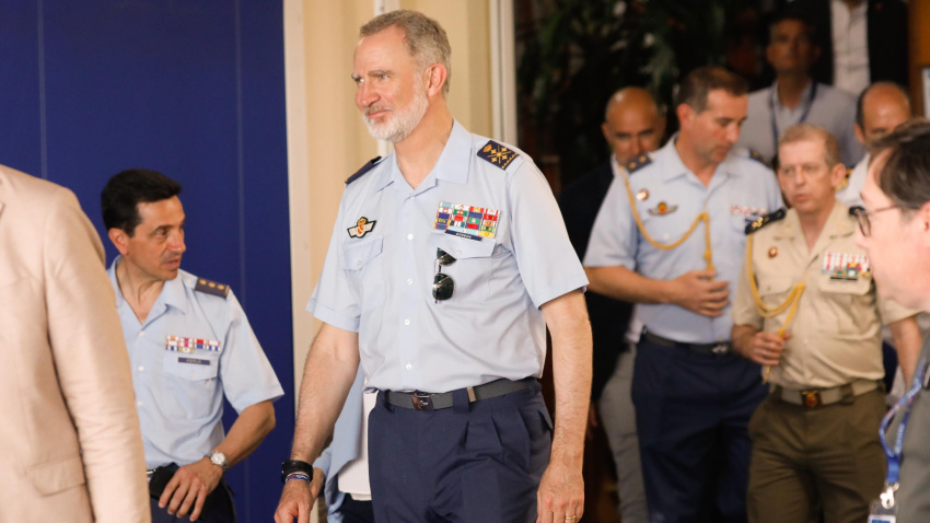 El rey Felipe VI acompañado por la ministra de Defensa Margarita Robles