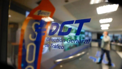 Logo de la Dirección General de Tráfico en una de sus salas de Galicia