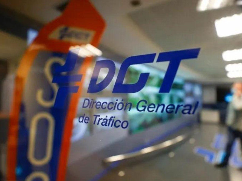 Logo de la Dirección General de Tráfico en una de sus salas de Galicia