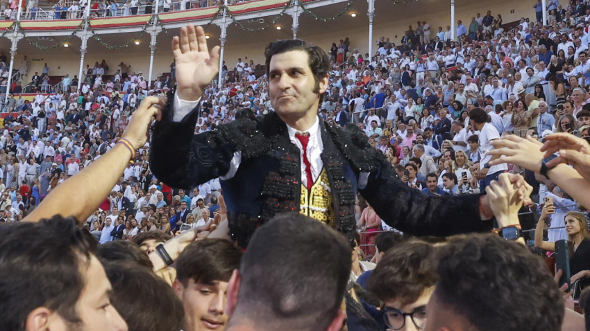 Morante de la Puebla, en su salida a hombros de Las Ventas en la Corrida de Beneficencia