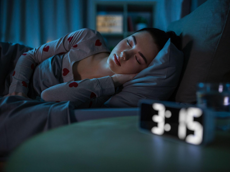 Una chica joven duerme tranquila durante la noche