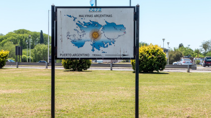Cartel argentino reclamando las Malvinas