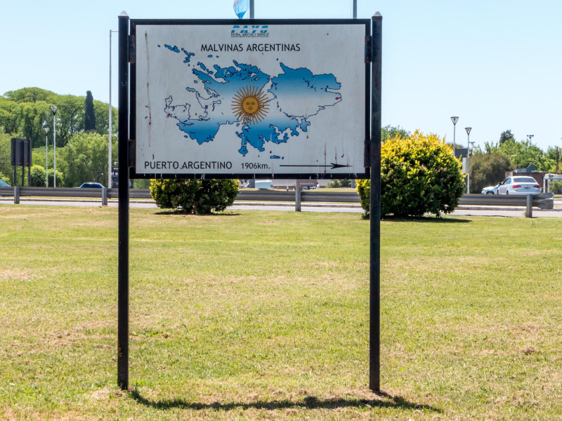 Cartel argentino reclamando las Malvinas