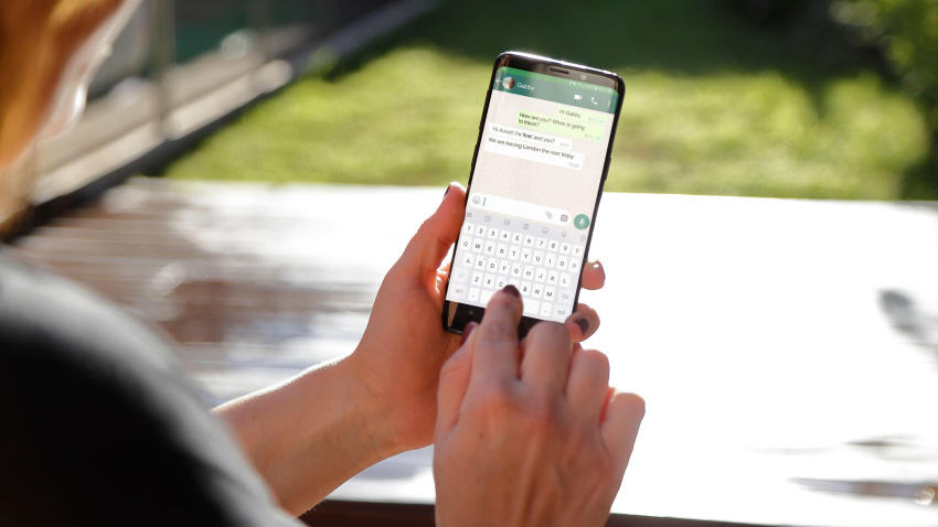 Una mujer usando WhatsApp en su smartphone