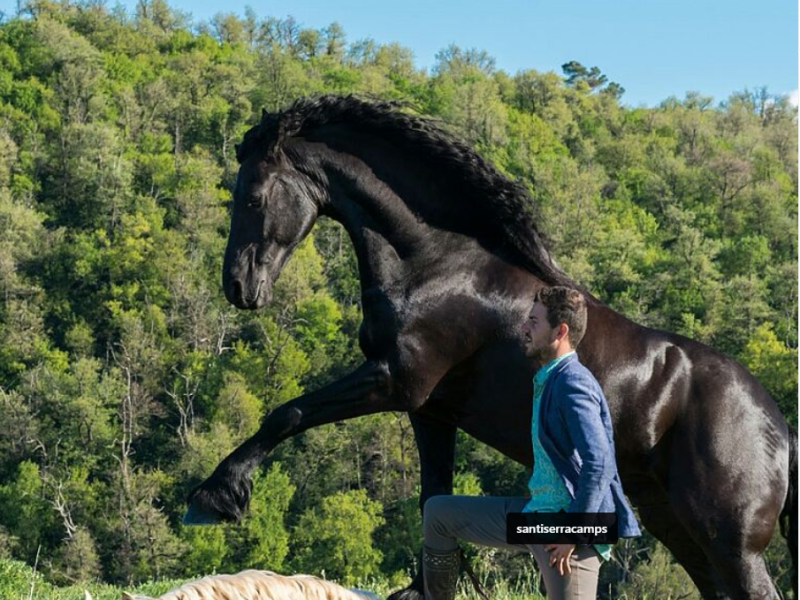 Santi Serra Campos con dos de sus caballos