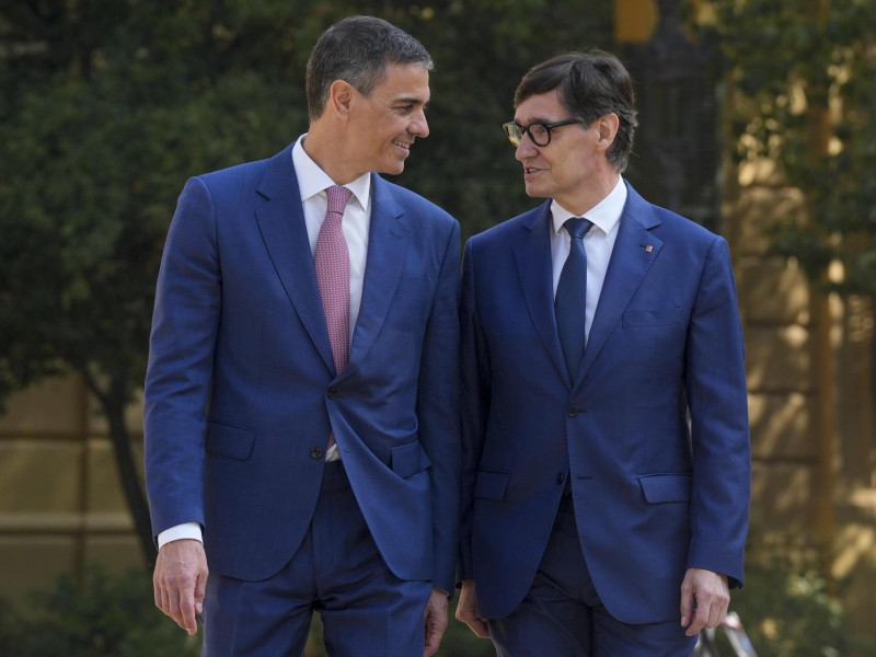 Pedro Sánchez junto al presidente de la Generalitat de Cataluña, Salvador Illa, antes de la Conferencia de Presidentes