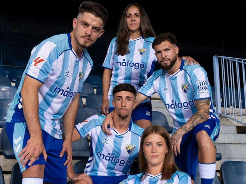 Varios jugadores del primer equipo masculino y femenino en la sesión de fotos.