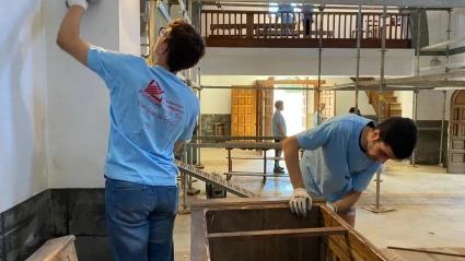 Voluntarios restauran una de las iglesias de la España vaciada