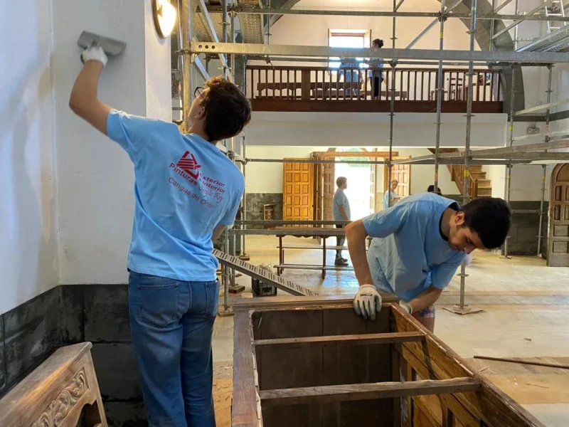 Voluntarios restauran una de las iglesias de la España vaciada
