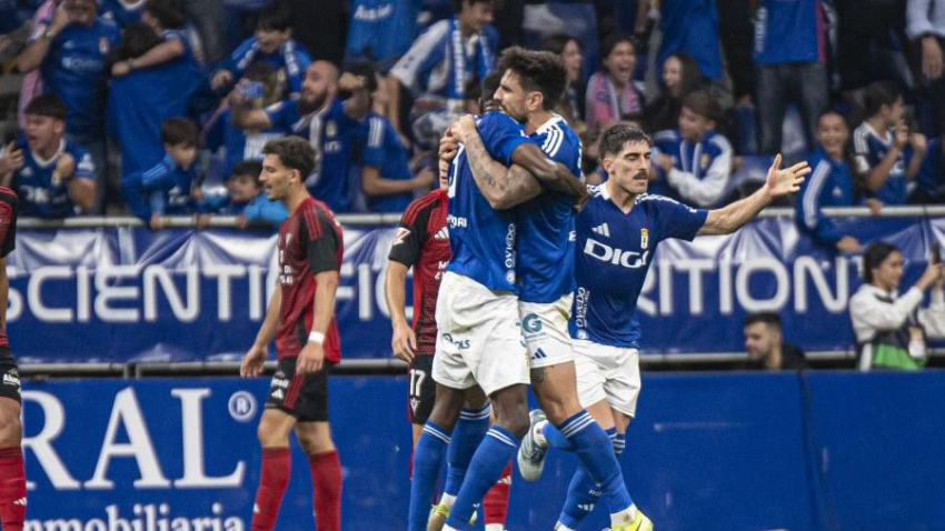 Los jugadores del Oviedo celebran uno de los goles ante el Mirandés