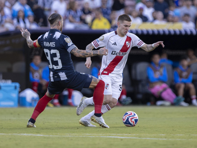 El argentino Mastantuono intenta regatear a Sergio Ramos durante el River Plate-Monterrey.