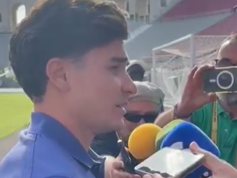 Julián Álvarez hablando con los medios de comunicación