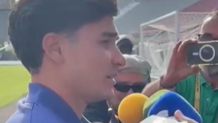 Julián Álvarez hablando con los medios de comunicación