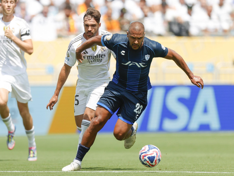 Acción entre Asencio y Rondón durante el Real Madrid-Pachuca
