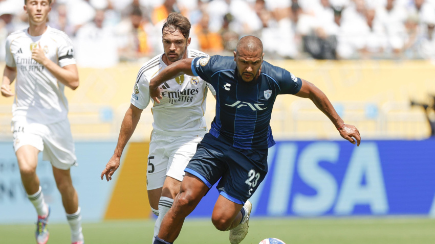 Acción entre Asencio y Rondón durante el Real Madrid-Pachuca