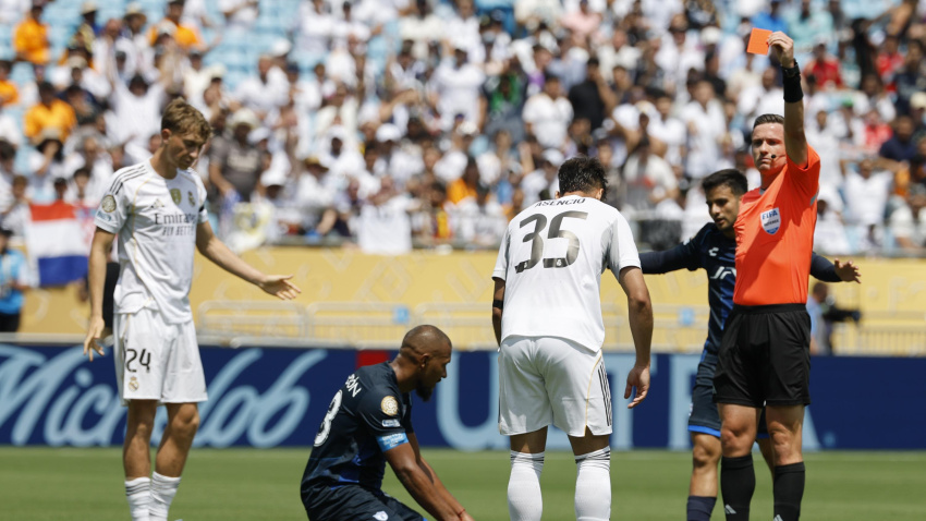 Momento de la expulsión a Asencio durante el Real Madrid-Pachuca