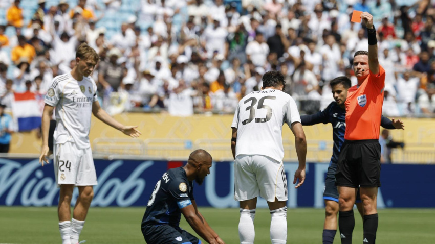 Asencio va la tarjeta roja en el Real Madrid - Pachuca