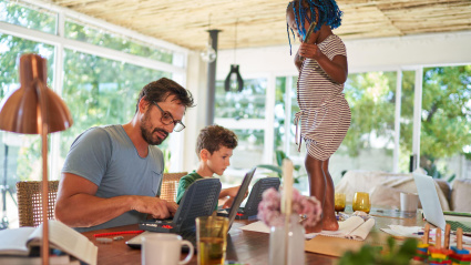 Padre jugando con sus hijos pequeños