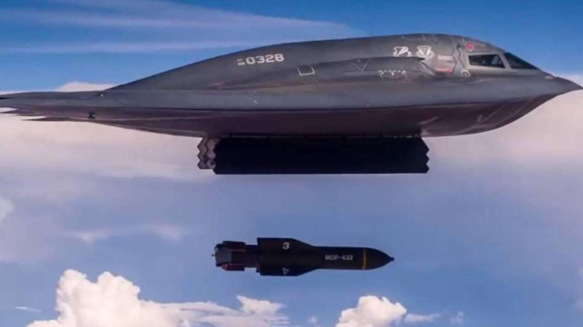 Bombardero B-2 estadounidense soltando una bomba