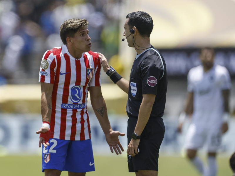 Giuliano Simeone protesta una acción en el Atlético - Botafogo