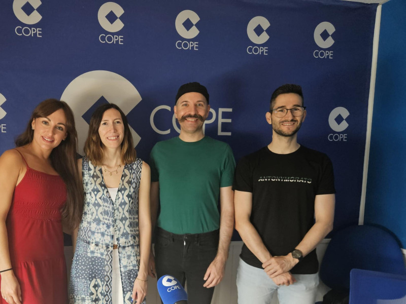 Alicia Martínez junto con Iris, Israel y Miguel