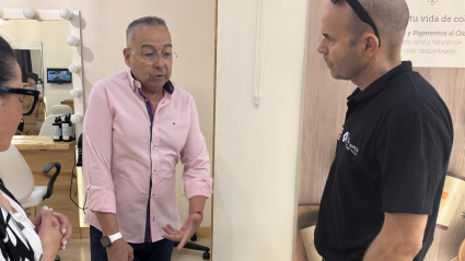 Mónica y su marido con Rafa durante la entrega del purificador de aire