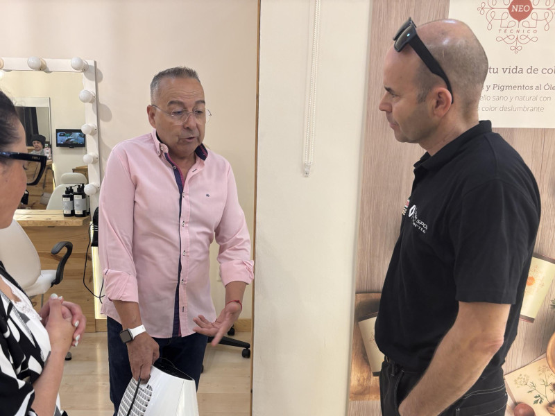 Mónica y su marido con Rafa durante la entrega del purificador de aire