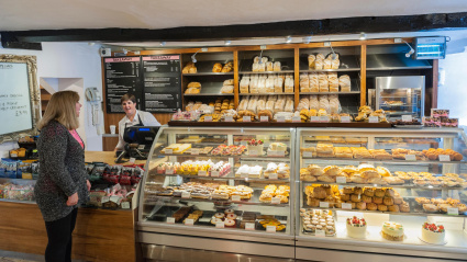 Interior de una panadería con una amplia variedad de productos