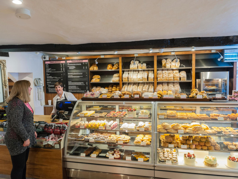 Interior de una panadería con una amplia variedad de productos