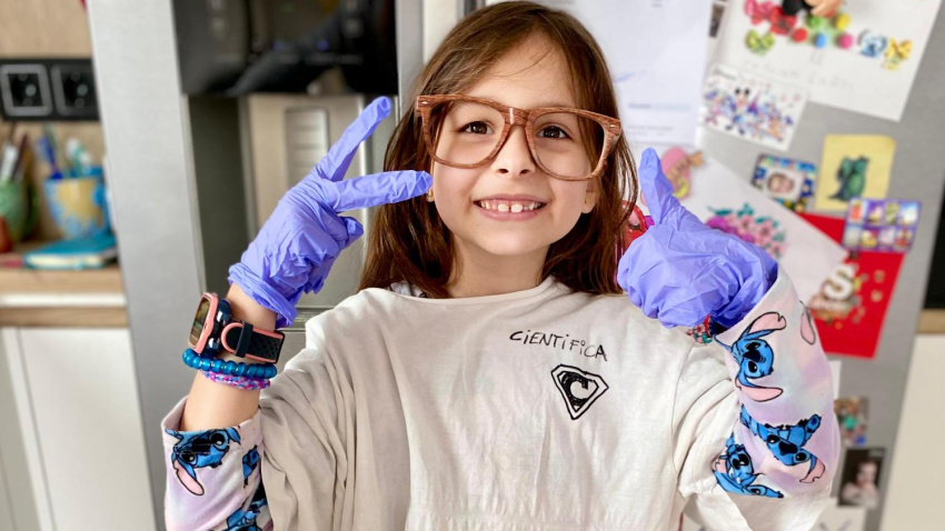 Cataleya en una imagen familiar con una camiseta de científica