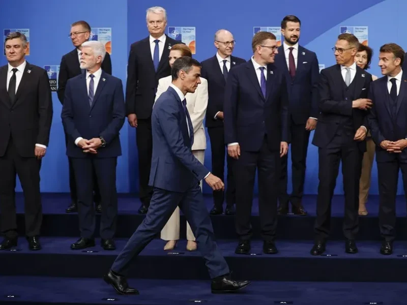 Pedro Sánchez caminando hacia su posición para la foto de la cumbre de la OTAN