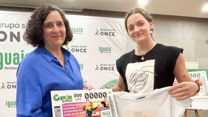 La delegada de la Xunta, Belén do Campo, mostrando el cupón de la ONCE conmemorativo del Día Mundial de las personas sordociegas