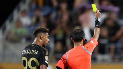 Un árbitro amonesta a un jugador con una tarjeta amarilla en el Mundial de Clubes