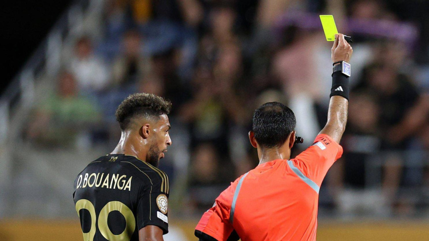 Un árbitro amonesta a un jugador con una tarjeta amarilla en el Mundial de Clubes