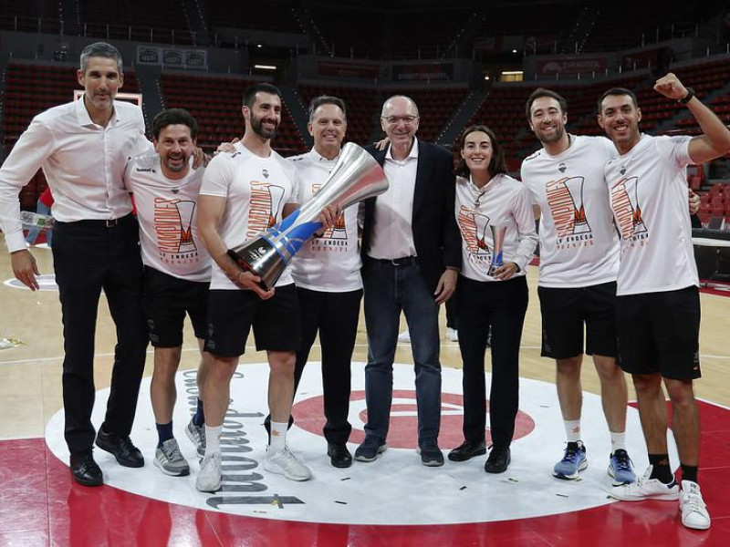 Javi Bayarri, que sostiene el trofeo de campeón de Liga entre todo el cuerpo técnico del femenino, continuará de preparador físico del Valencia Basket