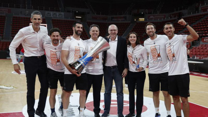 Javi Bayarri, que sostiene el trofeo de campeón de Liga entre todo el cuerpo técnico del femenino, continuará de preparador físico del Valencia Basket