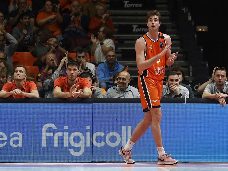 Portes, al lado de Happ, y Galcerán, a la derecha de la imagen, durante un partido de Valencia Basket 24/25