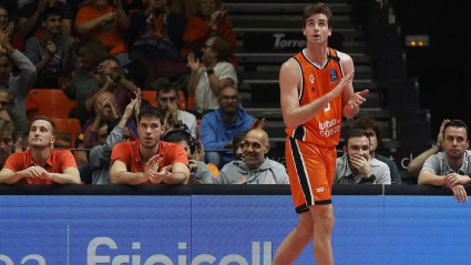 Portes, al lado de Happ, y Galcerán, a la derecha de la imagen, durante un partido de Valencia Basket 24/25