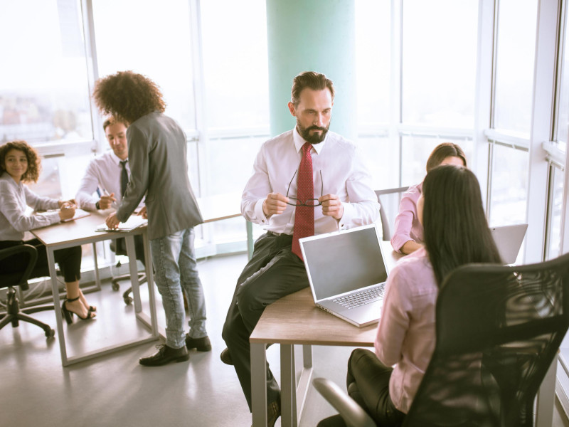 Un equipo joven de trabajadores en una oficina