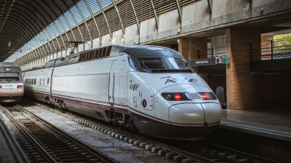 Tren de alta velocidad RENFE AVE en el andén de la estación de tren de Santa Justa en Sevilla, Andalucía.