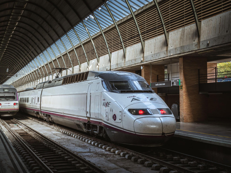 Tren de alta velocidad RENFE AVE en el andén de la estación de tren de Santa Justa en Sevilla, Andalucía.